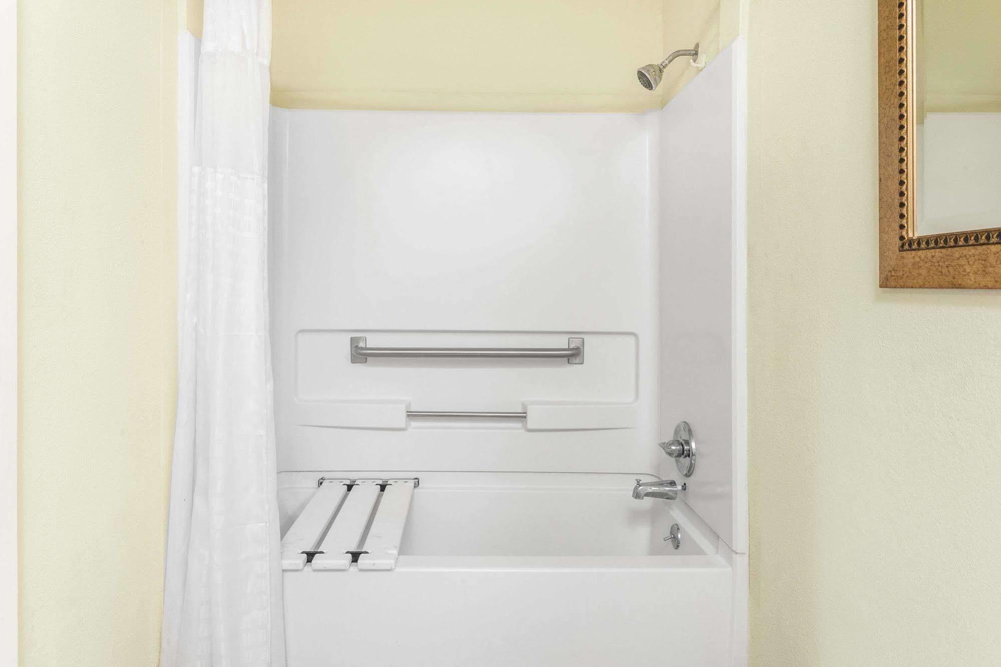 Super 8 By Wyndham Brookhaven Hotel Ngoại thất bức ảnh